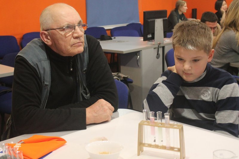 Фото к Студенты академии нескучных наук постигли азы изготовления мыла