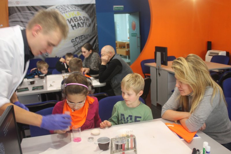 Фото к Студенты академии нескучных наук постигли азы изготовления мыла