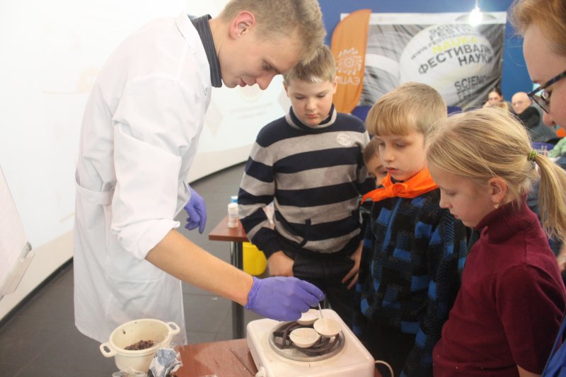 Фото к Студенты академии нескучных наук постигли азы изготовления мыла