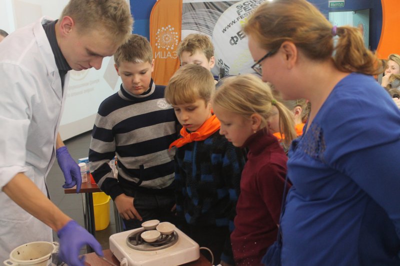 Фото к Студенты академии нескучных наук постигли азы изготовления мыла