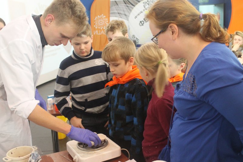 Фото к Студенты академии нескучных наук постигли азы изготовления мыла