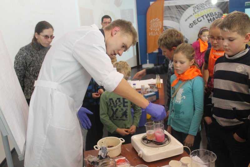 Фото к Студенты академии нескучных наук постигли азы изготовления мыла