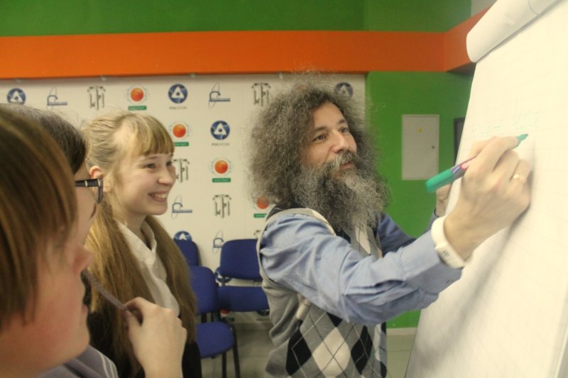 Фото к Более 100 жителей Санкт-Петербурга приняли участие в сессии проекта «Энергия науки» с Михаилом Гельфандом