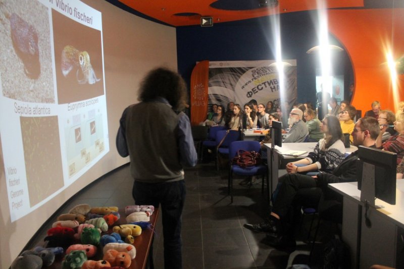 Фото к Более 100 жителей Санкт-Петербурга приняли участие в сессии проекта «Энергия науки» с Михаилом Гельфандом