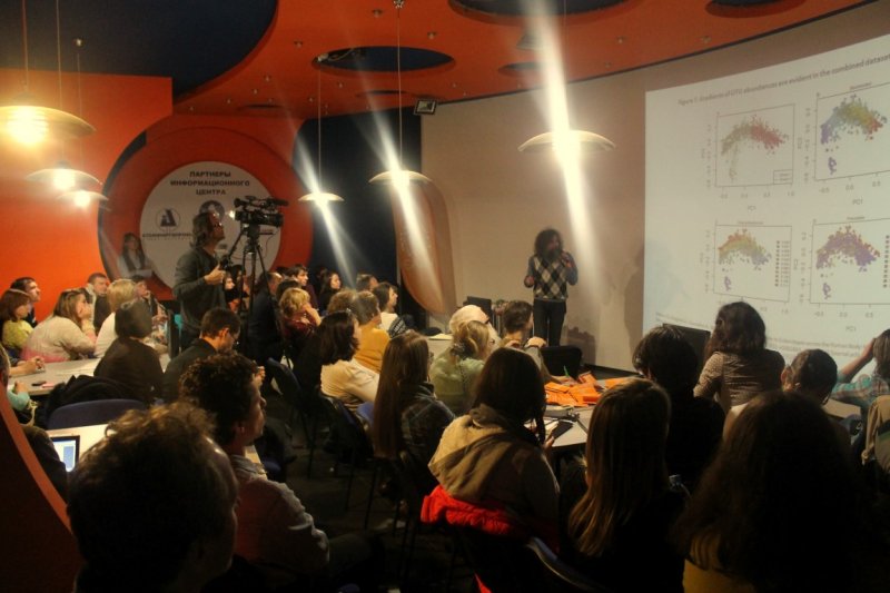 Фото к Более 100 жителей Санкт-Петербурга приняли участие в сессии проекта «Энергия науки» с Михаилом Гельфандом