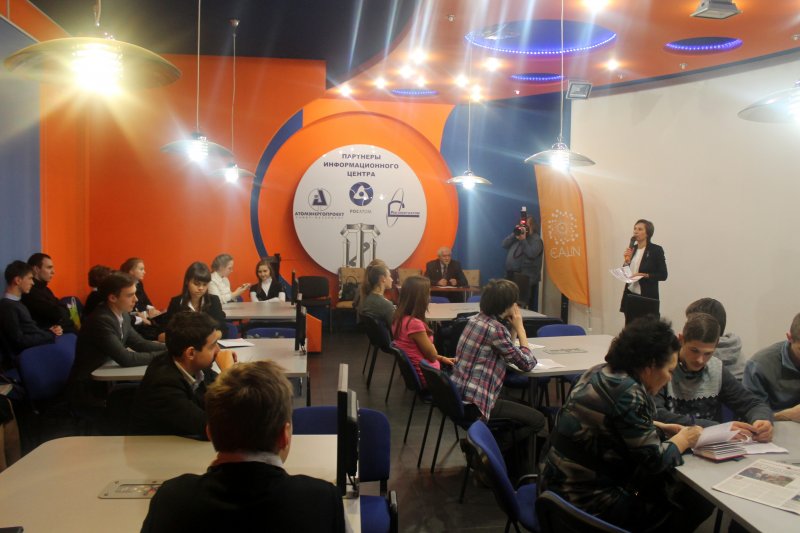 Фото к Петербургские школьники презентовали доклады об искусственных спутниках Земли