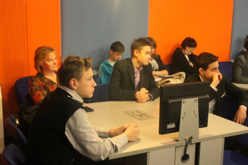 Фото к Петербургские школьники презентовали доклады об искусственных спутниках Земли