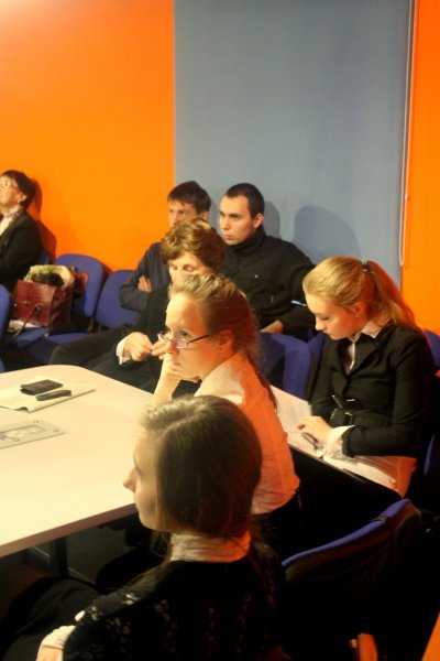 Фото к Петербургские школьники презентовали доклады об искусственных спутниках Земли