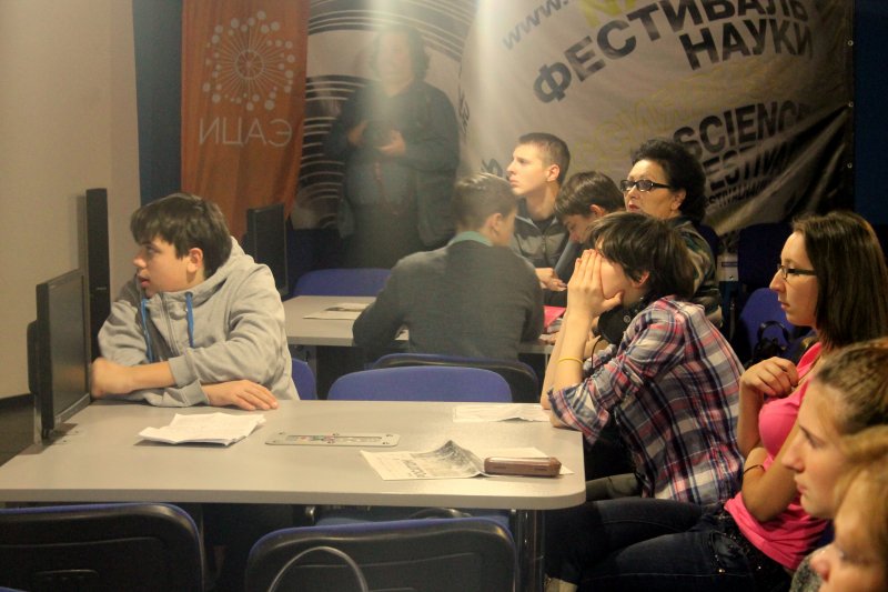 Фото к Петербургские школьники презентовали доклады об искусственных спутниках Земли