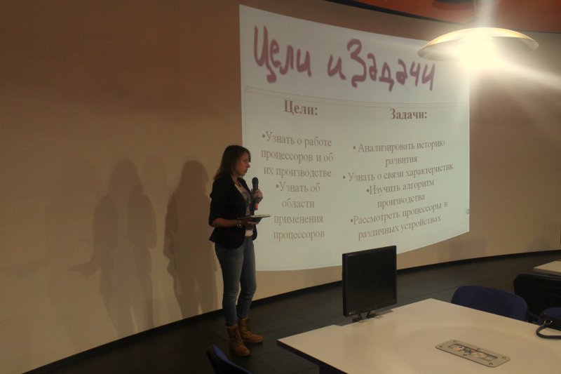 Фото к Петербургские школьники презентовали доклады об искусственных спутниках Земли