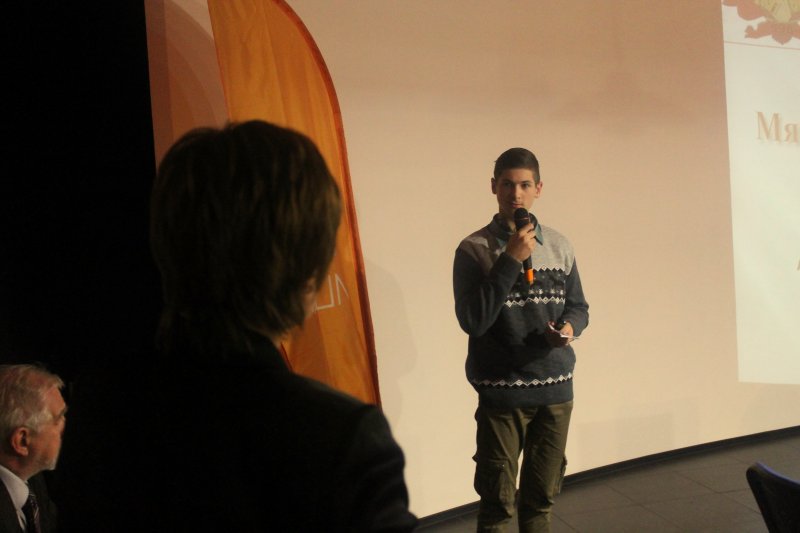 Фото к Петербургские школьники презентовали доклады об искусственных спутниках Земли