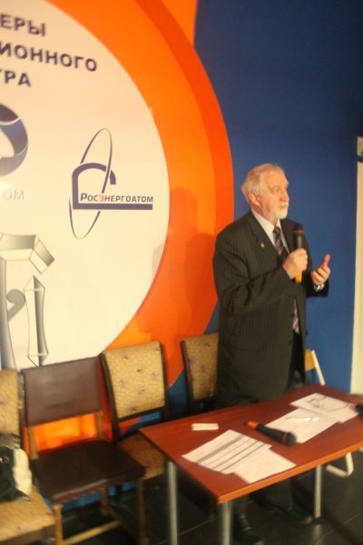 Фото к Петербургские школьники презентовали доклады об искусственных спутниках Земли