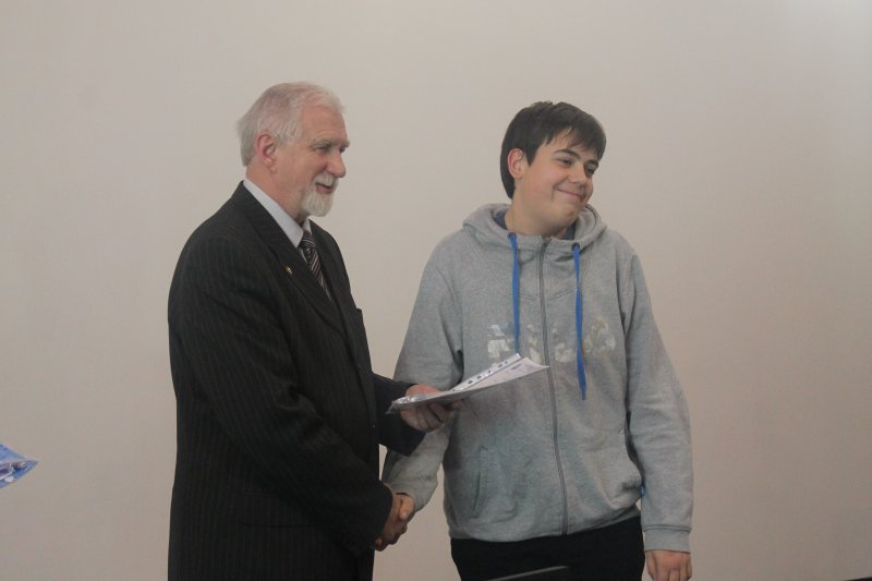 Фото к Петербургские школьники презентовали доклады об искусственных спутниках Земли