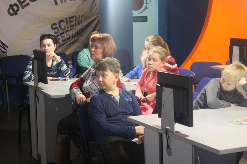 Фото к Сотрудники Центрального конструкторского бюро машиностроения привели своих детей в  Информационный центр по атомной энергии Санкт-Петербурга