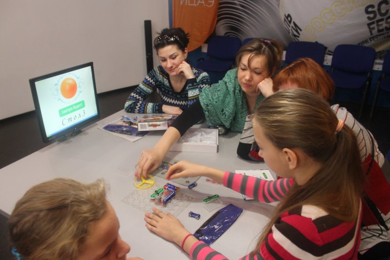 Фото к Сотрудники Центрального конструкторского бюро машиностроения привели своих детей в  Информационный центр по атомной энергии Санкт-Петербурга