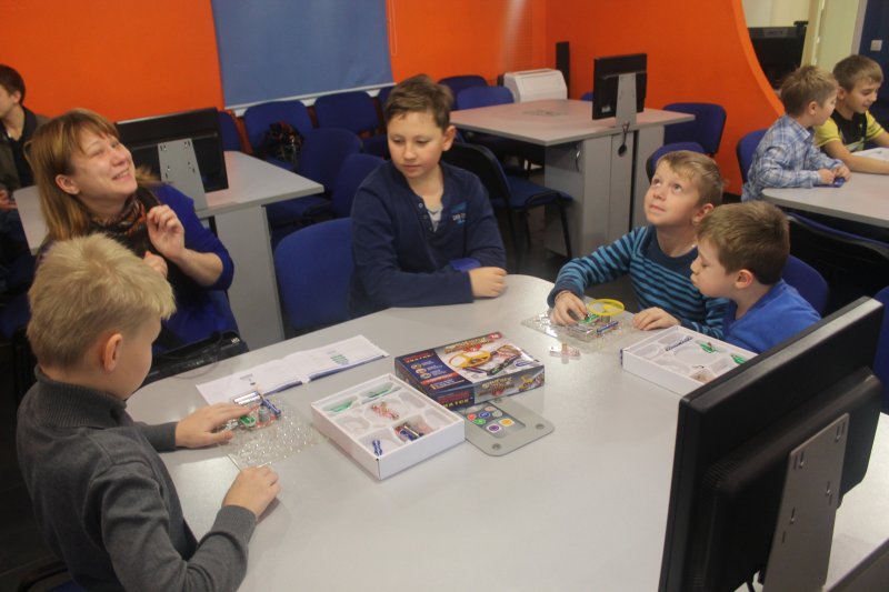 Фото к Сотрудники Центрального конструкторского бюро машиностроения привели своих детей в  Информационный центр по атомной энергии Санкт-Петербурга