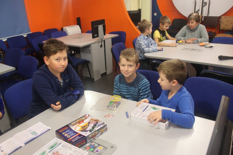 Фото к Сотрудники Центрального конструкторского бюро машиностроения привели своих детей в  Информационный центр по атомной энергии Санкт-Петербурга