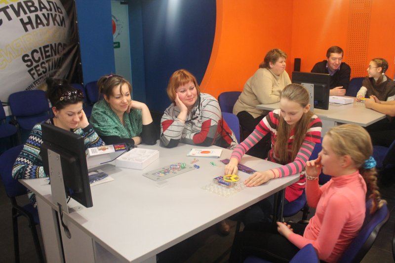 Фото к Сотрудники Центрального конструкторского бюро машиностроения привели своих детей в  Информационный центр по атомной энергии Санкт-Петербурга