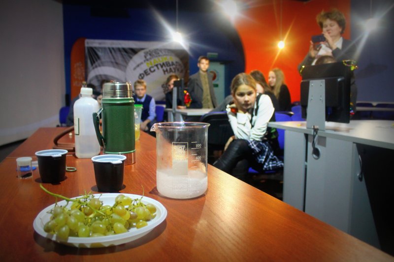 Фото к Накануне любимого всеми праздника более 300 детей и их родителей посетили «Научные ёлки» в Информационном центре