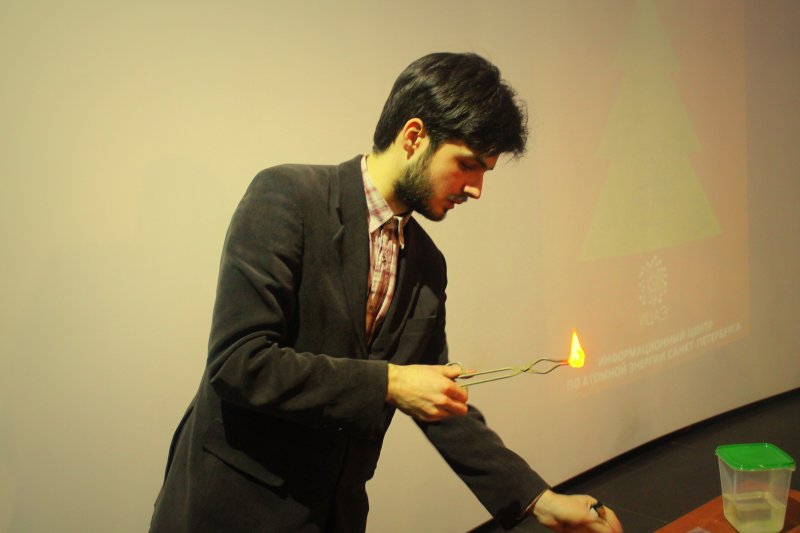 Фото к Накануне любимого всеми праздника более 300 детей и их родителей посетили «Научные ёлки» в Информационном центре