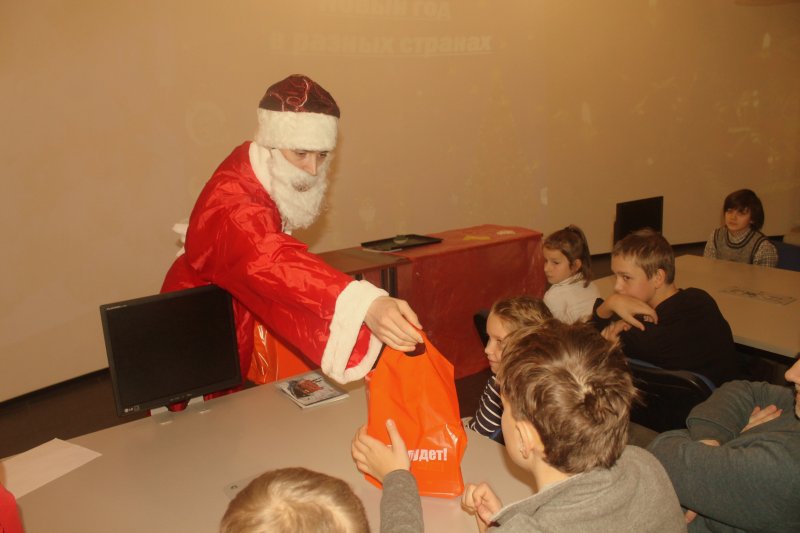 Фото к Накануне любимого всеми праздника более 300 детей и их родителей посетили «Научные ёлки» в Информационном центре