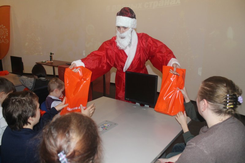 Фото к Накануне любимого всеми праздника более 300 детей и их родителей посетили «Научные ёлки» в Информационном центре