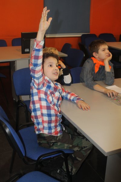 Фото к Накануне любимого всеми праздника более 300 детей и их родителей посетили «Научные ёлки» в Информационном центре