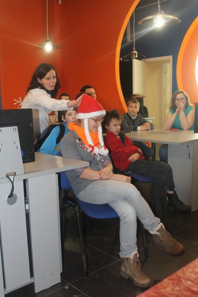 Фото к Накануне любимого всеми праздника более 300 детей и их родителей посетили «Научные ёлки» в Информационном центре