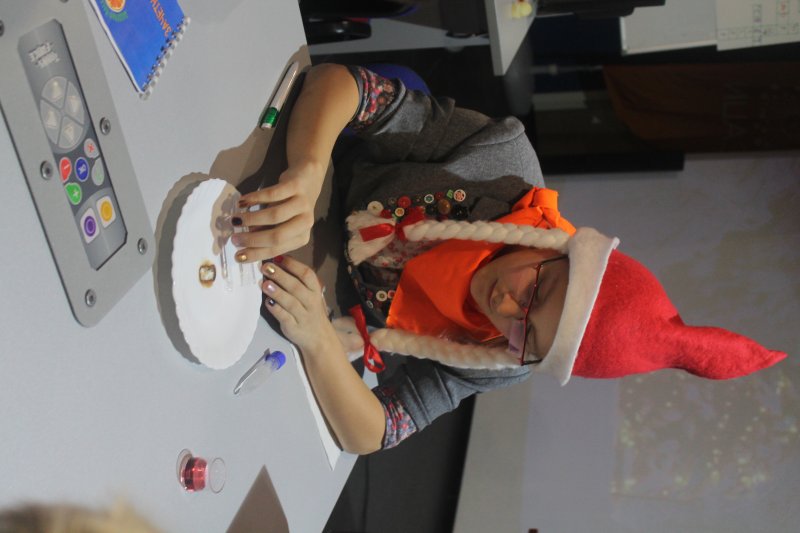 Фото к Накануне любимого всеми праздника более 300 детей и их родителей посетили «Научные ёлки» в Информационном центре