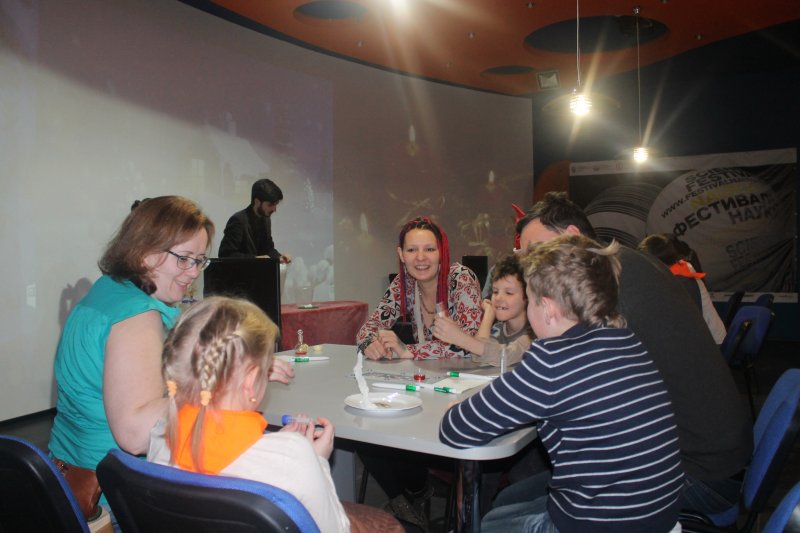 Фото к Накануне любимого всеми праздника более 300 детей и их родителей посетили «Научные ёлки» в Информационном центре