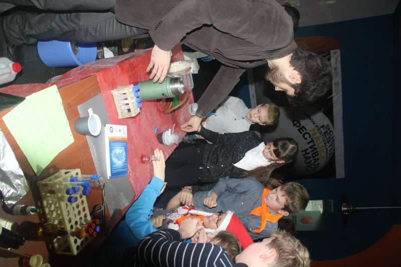 Фото к Накануне любимого всеми праздника более 300 детей и их родителей посетили «Научные ёлки» в Информационном центре