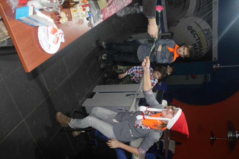 Фото к Накануне любимого всеми праздника более 300 детей и их родителей посетили «Научные ёлки» в Информационном центре