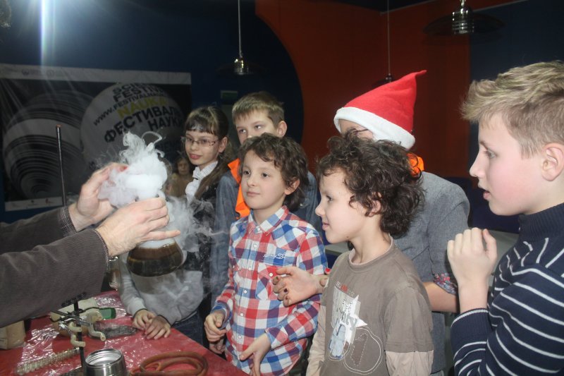 Фото к Накануне любимого всеми праздника более 300 детей и их родителей посетили «Научные ёлки» в Информационном центре