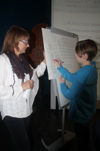 Фото к Накануне любимого всеми праздника более 300 детей и их родителей посетили «Научные ёлки» в Информационном центре