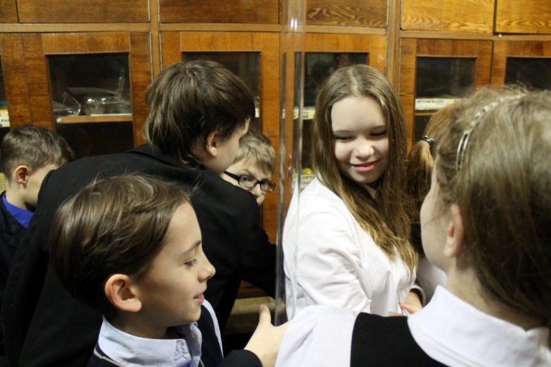 Фото к «Дуть будут все». Петербургские школьники посетили старейшую стеклодувную мастерскую.