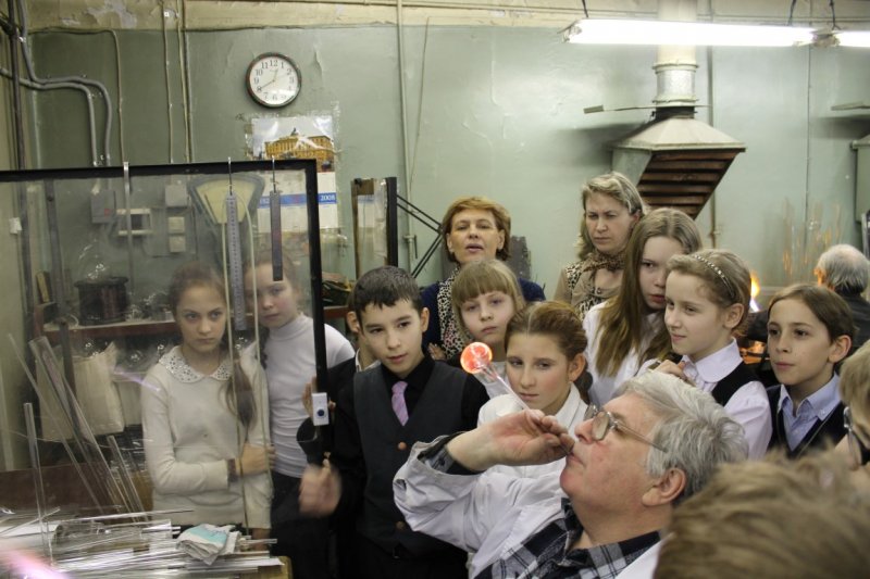 Фото к «Дуть будут все». Петербургские школьники посетили старейшую стеклодувную мастерскую.