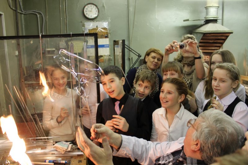 Фото к «Дуть будут все». Петербургские школьники посетили старейшую стеклодувную мастерскую.