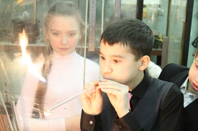Фото к «Дуть будут все». Петербургские школьники посетили старейшую стеклодувную мастерскую.