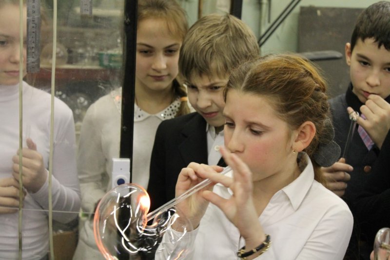 Фото к «Дуть будут все». Петербургские школьники посетили старейшую стеклодувную мастерскую.