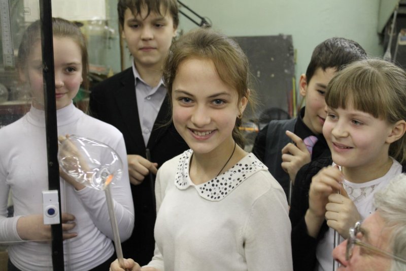 Фото к «Дуть будут все». Петербургские школьники посетили старейшую стеклодувную мастерскую.