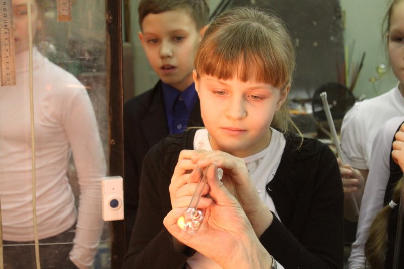 Фото к «Дуть будут все». Петербургские школьники посетили старейшую стеклодувную мастерскую.