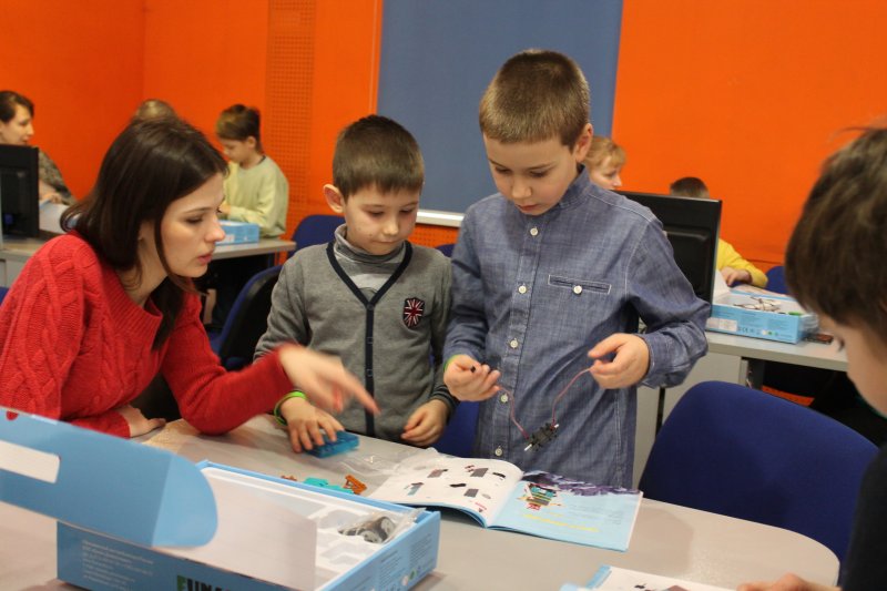 Фото к «Роботы и опыты vol.2» закрыли Неделю высоких технологий в Санкт-Петербурге.