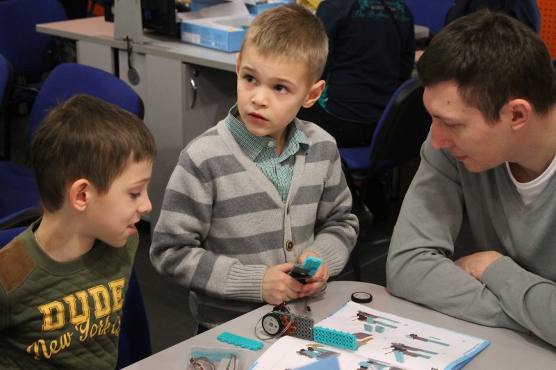 Фото к «Роботы и опыты vol.2» закрыли Неделю высоких технологий в Санкт-Петербурге.