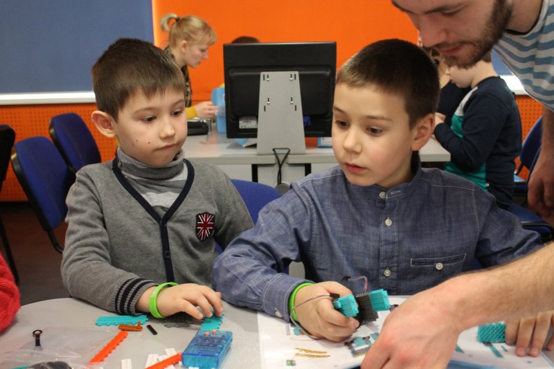 Фото к «Роботы и опыты vol.2» закрыли Неделю высоких технологий в Санкт-Петербурге.