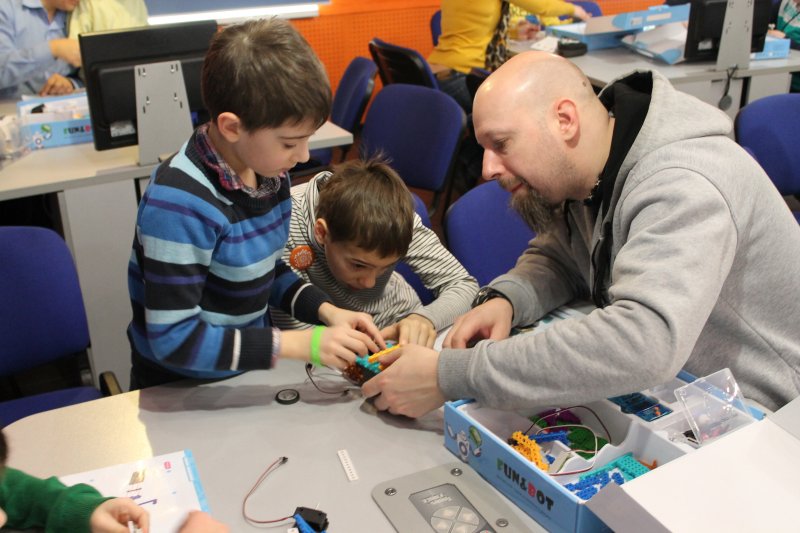 Фото к «Роботы и опыты vol.2» закрыли Неделю высоких технологий в Санкт-Петербурге.