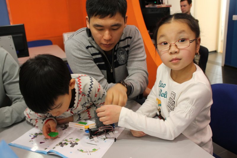 Фото к «Роботы и опыты vol.2» закрыли Неделю высоких технологий в Санкт-Петербурге.