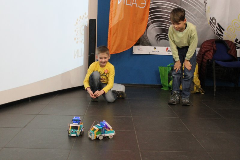 Фото к «Роботы и опыты vol.2» закрыли Неделю высоких технологий в Санкт-Петербурге.