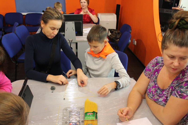 Фото к Быстрее, выше, устойчивее: в Петербурге прошло занятие по макаронному строительству