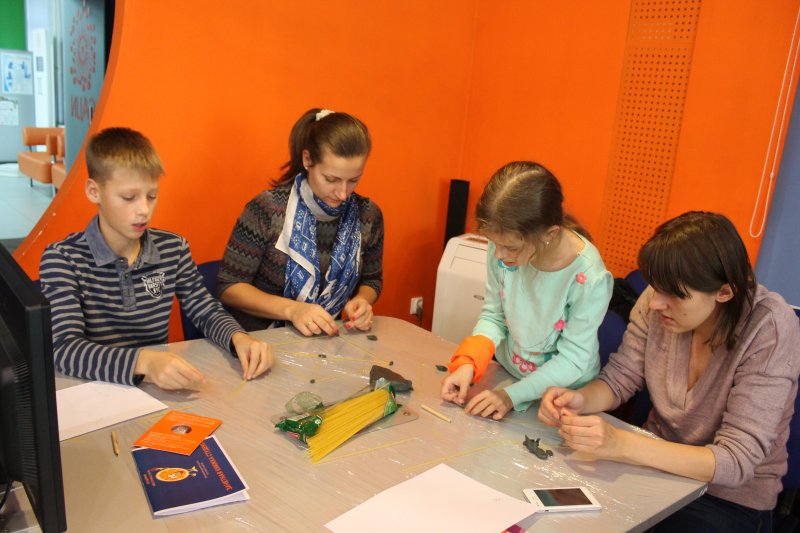 Фото к Быстрее, выше, устойчивее: в Петербурге прошло занятие по макаронному строительству