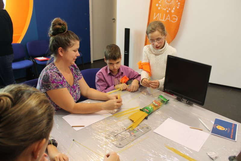 Фото к Быстрее, выше, устойчивее: в Петербурге прошло занятие по макаронному строительству